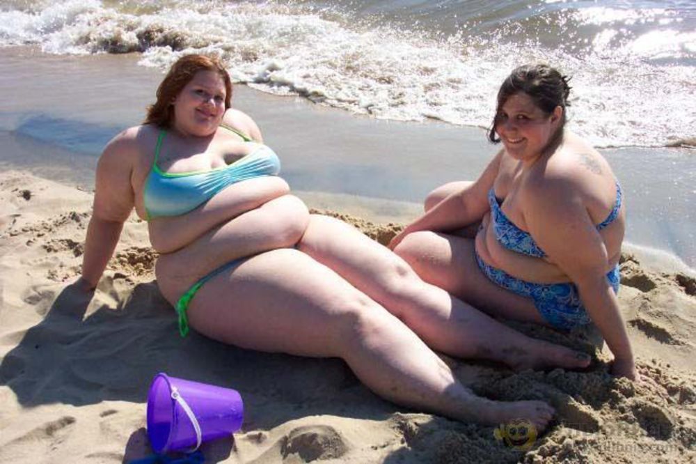 Жирная тётка на пляже фото