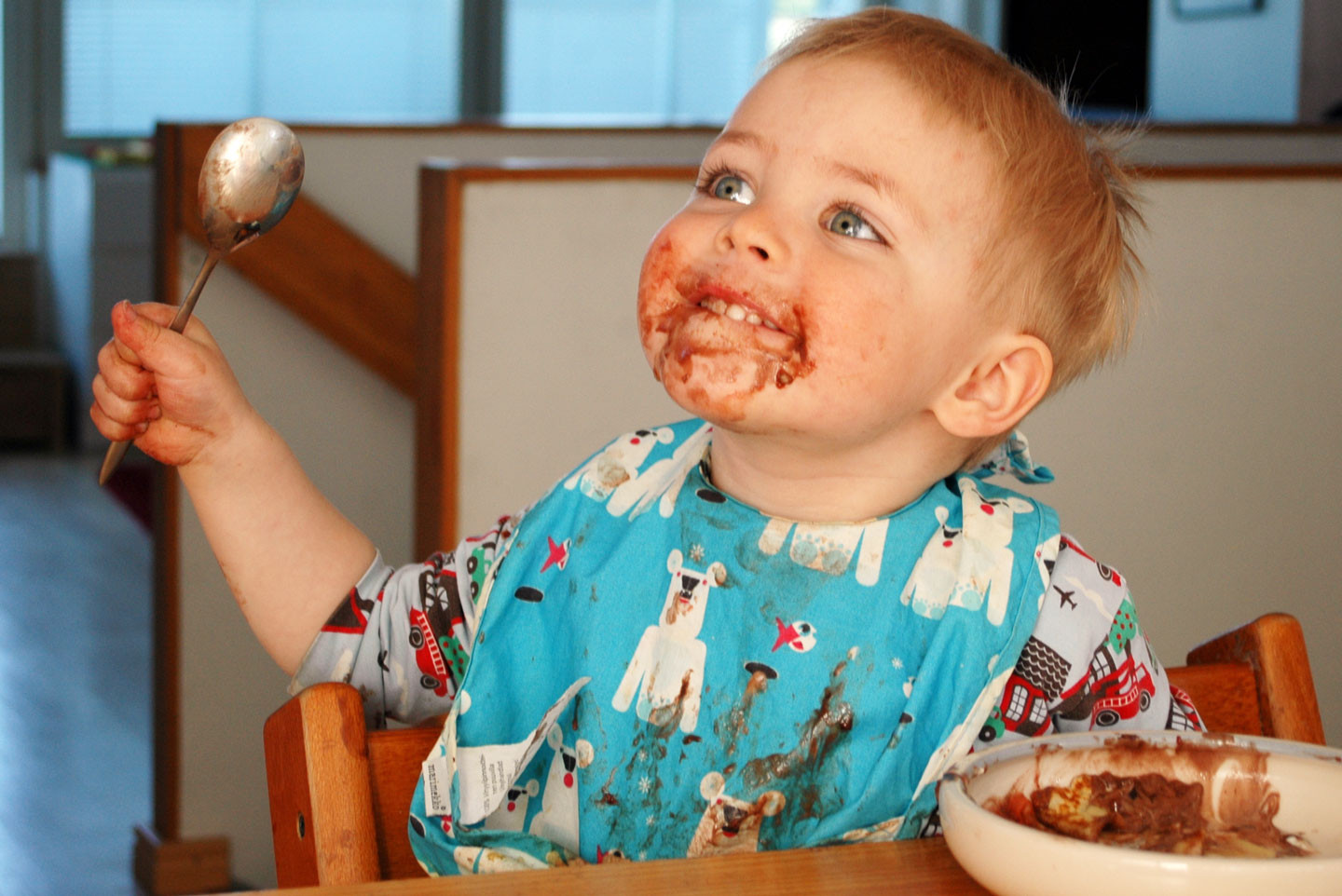 Если хотите стать сильными детки ешьте. Ребенок весь в еде. Сладости для детей. Смешной ребенок ест.