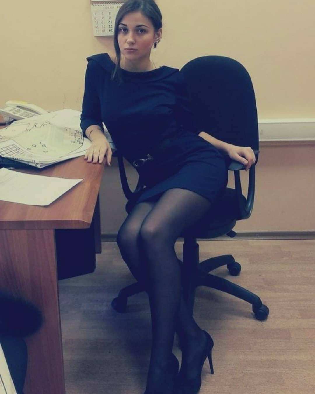 Красивая девушка в офисе