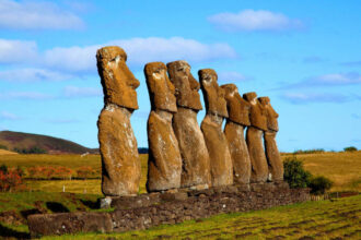 Загадка острова Пасхи: тайны древних каменных статуй